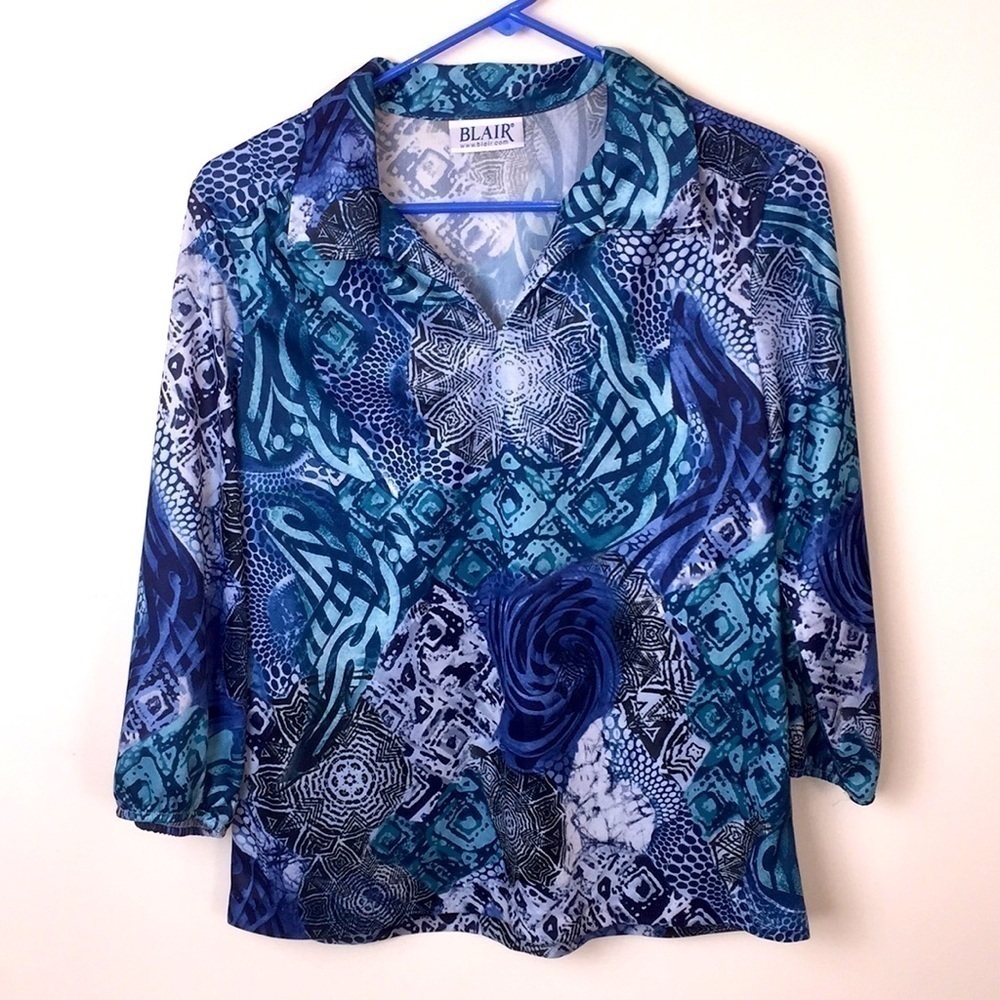 🌸 Blair blue patterned top. Size small.